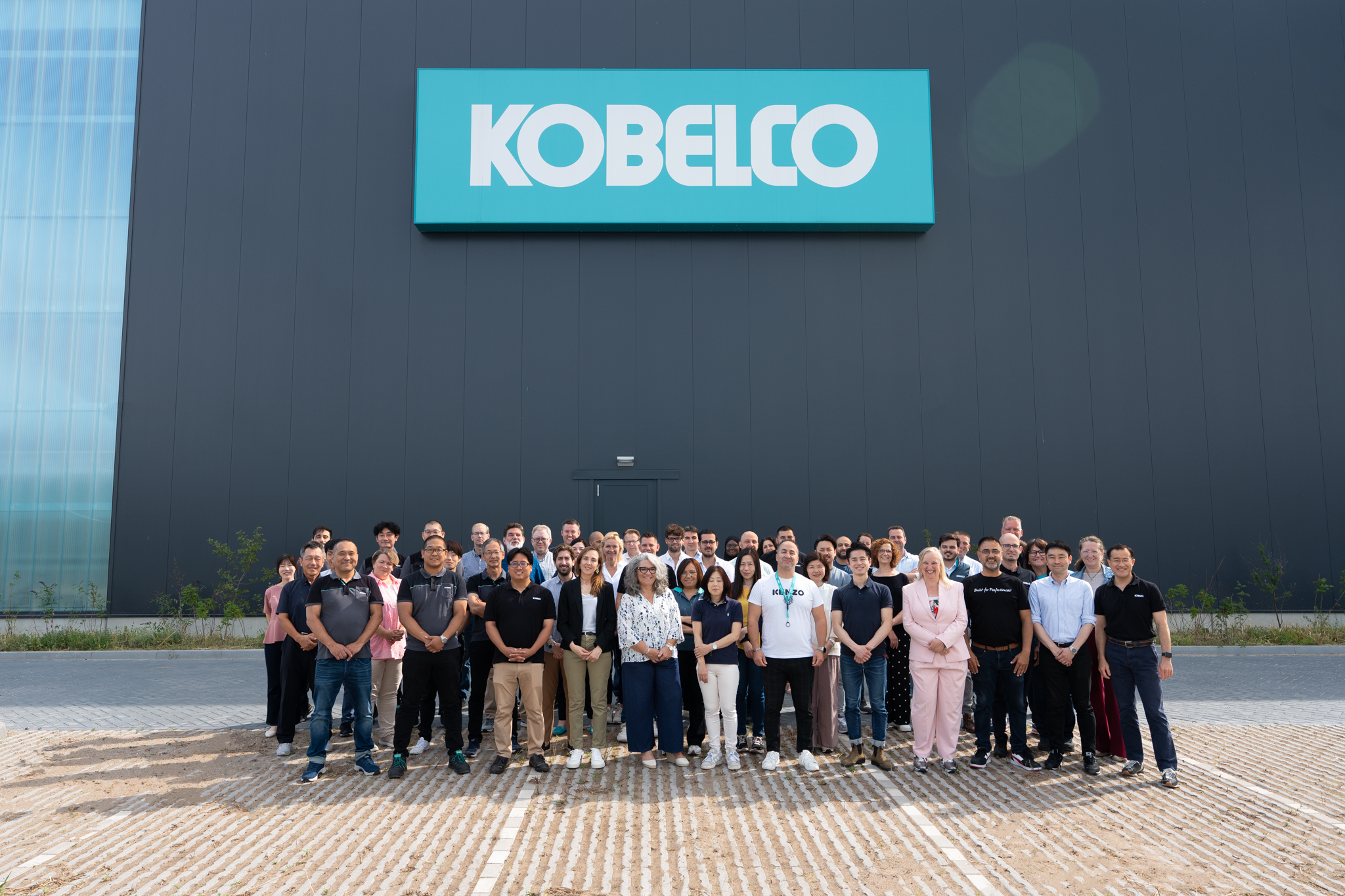 aboutkobelco_groupphoto